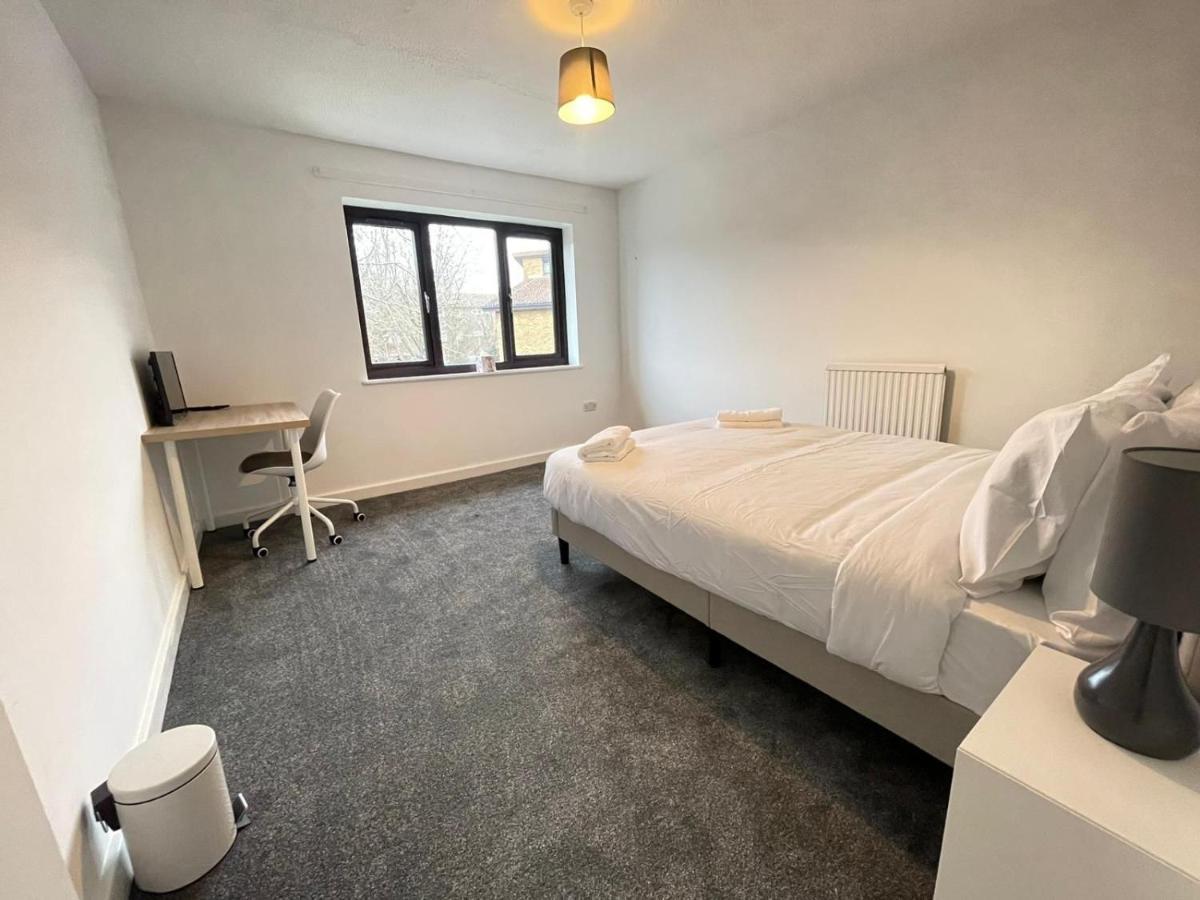 Spacious Bedroom In Beckton Privatunterkunft London